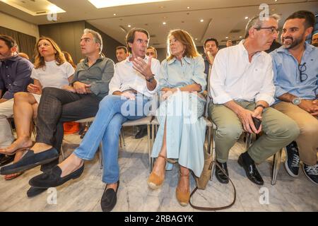 8. Juli 2023: 8. Juli 2023 (malaga) ehemaliger Präsident der Regierung und Präsident der FAES-Stiftung, José MarÃ-a Aznar; Der Generalkoordinator der PP und Kandidat Nummer eins der PP von Malaga für den Kongress, ElÃ-AS Bendodo, nimmt an einer öffentlichen Veranstaltung anlässlich des 23J Teil. Im NH MÃ¡laga Hotel. (Kreditbild: © Lorenzo Carnero/ZUMA Press Wire) NUR REDAKTIONELLE VERWENDUNG! Nicht für den kommerziellen GEBRAUCH! Stockfoto