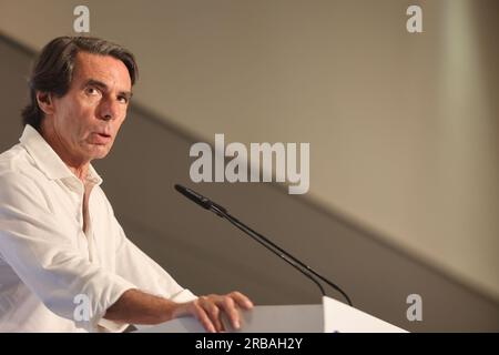 8. Juli 2023: 8. Juli 2023 (malaga) ehemaliger Präsident der Regierung und Präsident der FAES-Stiftung, José MarÃ-a Aznar; Der Generalkoordinator der PP und Kandidat Nummer eins der PP von Malaga für den Kongress, ElÃ-AS Bendodo, nimmt an einer öffentlichen Veranstaltung anlässlich des 23J Teil. Im NH MÃ¡laga Hotel. (Kreditbild: © Lorenzo Carnero/ZUMA Press Wire) NUR REDAKTIONELLE VERWENDUNG! Nicht für den kommerziellen GEBRAUCH! Stockfoto