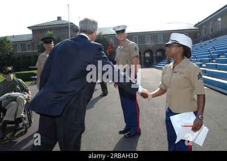 Besuch von Minister Dirk Kempthorne in den Marine Barracks, Washington, D.C., USA Der älteste Posten der Marine Corp und ein nationales historisches Wahrzeichen Stockfoto