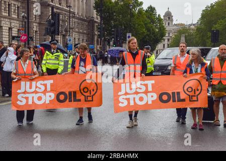 London, Großbritannien. 8. Juli 2023 Just Stop Oil-Aktivisten gehen auf dem Parliament Square, während sie ihren täglichen langsamen marsch fortsetzen und fordern, dass die Regierung keine neuen Lizenzen für fossile Brennstoffe mehr ausstellt. Kredit: Vuk Valcic/Alamy Live News Stockfoto