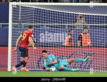 Der englische Torhüter James Trafford erspart sich beim Finale der Euro-21-Meisterschaft in der Adjarabet-Arena in Batumi, Georgia, einen Elfmeter von Abel Ruiz. Bilddatum: Samstag, 8. Juli 2023. Stockfoto