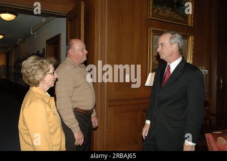 Minister Dirk Kempthorne wird von einer Geib-Delegation im Innenraum besucht Stockfoto