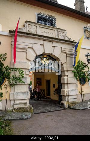 Dürnstein, Niederösterreich – AT – 8. Juni 2023 Vertikale Ansicht des Eingangs zum Luxushotel: Relais and Châteaux Hotel Schloss Dürnstein, A 17.-C. Stockfoto