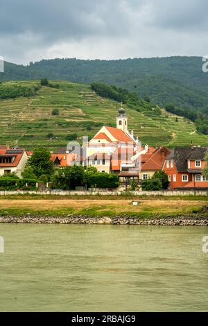 Woesendorf, Niederösterreich - AT - 8. Juni 2023 Blick auf das Dorf Woesendorf und seine barocke Pfarrkirche entlang der Donau in der Wachau Val Stockfoto