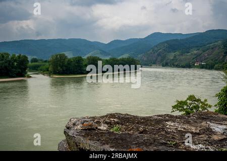 Dürnstein, Niederösterreich – AT – 8. Juni 2023 Landschaft der Donau aus dem Dorf Dürnstein. Stockfoto