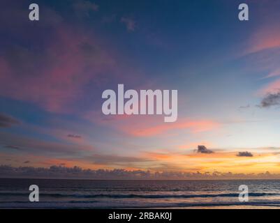 Panoramablick aus der Vogelperspektive romantischer rosa Himmel bei Sonnenuntergang am Karon Beach. Abstrakter Naturhintergrund. Sonnenuntergang mit leuchtend rosa Lichtstrahlen und anderen atmos Stockfoto