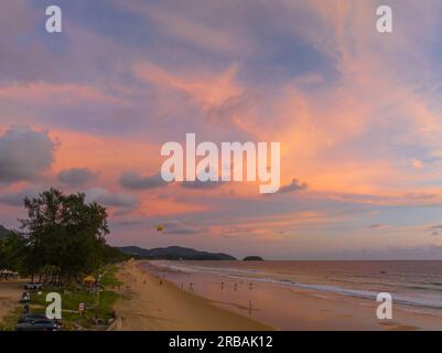 Panoramablick aus der Vogelperspektive romantischer rosa Himmel bei Sonnenuntergang am Karon Beach. Abstrakter Naturhintergrund. Sonnenuntergang mit leuchtend rosa Lichtstrahlen und anderen atmos Stockfoto