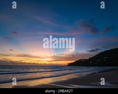 Panoramablick aus der Vogelperspektive romantischer rosa Himmel bei Sonnenuntergang am Karon Beach. Abstrakter Naturhintergrund. Sonnenuntergang mit leuchtend rosa Lichtstrahlen und anderen atmos Stockfoto