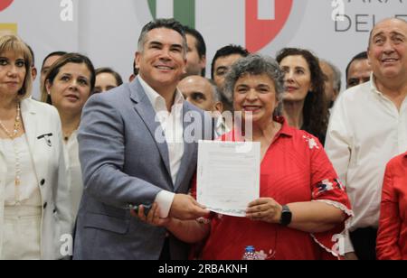 Mexiko-Stadt, Mexiko-Stadt, Mexiko. 8. Juli 2023. Die mexikanische Politikerin BEATRIZ PAREDES RANGEL hat sich als Kandidat für die Präsidentschaftskandidatur der Allianz "Frente Amplio por México" der PRI-, PAN- und PRD-Parteien für die Wahlen im Juni 2024 registriert. In Umfragen belegt sie im Vergleich zu den anderen Kandidaten den vierten Platz, obwohl ihre Beliebtheit von 19 auf 25 Prozent gestiegen ist. (Kreditbild: © Luis E Salgado/ZUMA Press Wire) NUR ZUR REDAKTIONELLEN VERWENDUNG! Nicht für den kommerziellen GEBRAUCH! Kredit: ZUMA Press, Inc./Alamy Live News Stockfoto