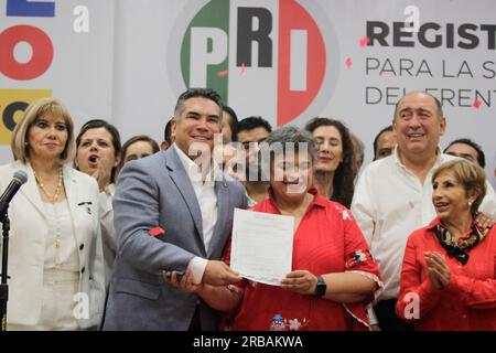 Mexiko-Stadt, Mexiko-Stadt, Mexiko. 8. Juli 2023. Die mexikanische Politikerin BEATRIZ PAREDES RANGEL hat sich als Kandidat für die Präsidentschaftskandidatur der Allianz "Frente Amplio por México" der PRI-, PAN- und PRD-Parteien für die Wahlen im Juni 2024 registriert. In Umfragen belegt sie im Vergleich zu den anderen Kandidaten den vierten Platz, obwohl ihre Beliebtheit von 19 auf 25 Prozent gestiegen ist. (Kreditbild: © Luis E Salgado/ZUMA Press Wire) NUR ZUR REDAKTIONELLEN VERWENDUNG! Nicht für den kommerziellen GEBRAUCH! Kredit: ZUMA Press, Inc./Alamy Live News Stockfoto