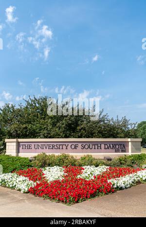 VERMILLION, SD, USA - 22. JUNI 2023: Eingangswand und Garten auf dem Campus der University of South Dakota. Stockfoto