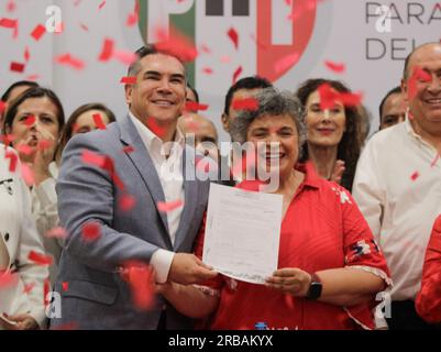 Mexiko-Stadt, Mexiko-Stadt, Mexiko. 8. Juli 2023. Die mexikanische Politikerin BEATRIZ PAREDES RANGEL hat sich als Kandidat für die Präsidentschaftskandidatur der Allianz "Frente Amplio por México" der PRI-, PAN- und PRD-Parteien für die Wahlen im Juni 2024 registriert. In Umfragen belegt sie im Vergleich zu den anderen Kandidaten den vierten Platz, obwohl ihre Beliebtheit von 19 auf 25 Prozent gestiegen ist. (Kreditbild: © Luis E Salgado/ZUMA Press Wire) NUR ZUR REDAKTIONELLEN VERWENDUNG! Nicht für den kommerziellen GEBRAUCH! Kredit: ZUMA Press, Inc./Alamy Live News Stockfoto