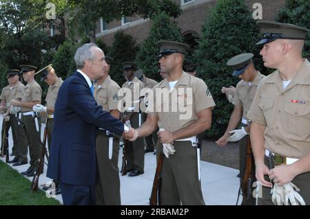Besuch von Minister Dirk Kempthorne in den Marine Barracks, Washington, D.C., USA Der älteste Posten der Marine Corp und ein nationales historisches Wahrzeichen Stockfoto