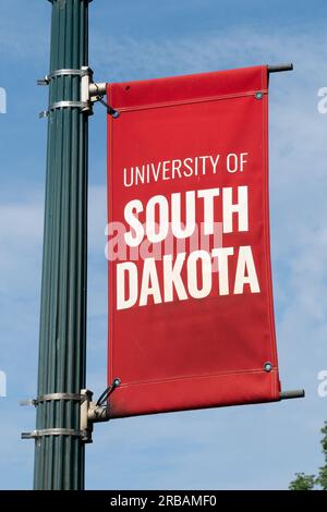 VERMILLION, SD, USA - 22. JUNI 2023: Campus-Flagge auf dem Campus der University of South Dakota. Stockfoto