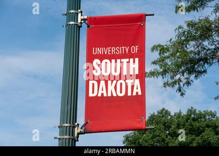 VERMILLION, SD, USA - 22. JUNI 2023: Campus-Flagge auf dem Campus der University of South Dakota. Stockfoto