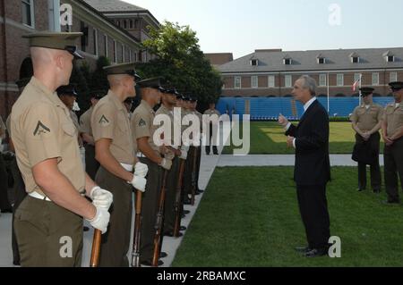 Besuch von Minister Dirk Kempthorne in den Marine Barracks, Washington, D.C., USA Der älteste Posten der Marine Corp und ein nationales historisches Wahrzeichen Stockfoto