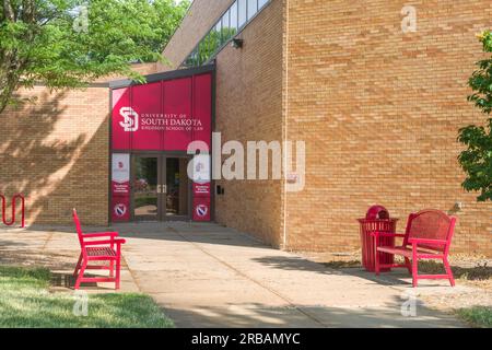 VERMILLION, SD, USA - 22. JUNI 2023: Knudson School of Lawon Campus der University of South Dakota. Stockfoto