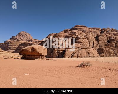 Wadi Rum Desert, Jordanien. Die rote Wüste und der Berg Jabal Al Qattar. Wo einige berühmte Filme gedreht wurden, Star Wars, Lawrence von Arabien. Stockfoto