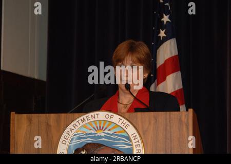 Abschiedsversammlung im Innenministerium für Sekretärin Gale Norton, mit Vorträgen von leitenden Beamten des Innenministeriums und der Enthüllung des offiziellen gemalten Porträts von Norton Stockfoto