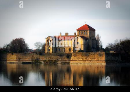 Alter See bei Tata und Burg Tata, Ungarn am 26. dezember 2022 Stockfoto