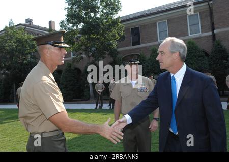 Besuch von Minister Dirk Kempthorne in den Marine Barracks, Washington, D.C., USA Der älteste Posten der Marine Corp und ein nationales historisches Wahrzeichen Stockfoto