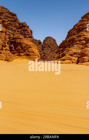 Ein Sandstein Felsformationen und Klippen in erstaunlichen Formen. Tadrart-Berge. Hochebene der Flüsse, Tassili N'Ajjer Nationalpark. Algerien Stockfoto