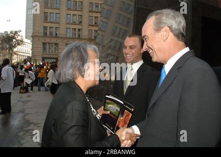 Einweihung der neuen Gedenkfeier am African Grabstätte National Monument in New York City, New York, wo Minister Dirk Kempthorne die Grundsatzrede hielt und mit Mitarbeitern des National Park Service und anderen Teilnehmern sprach. Die permanente Gedenkstätte, die zu Ehren der Erinnerungen der freien und versklavten Afrikaner errichtet wurde, die im 17. Und 18. Jahrhundert an der ursprünglichen 7 Hektar großen UnterManhattan-Stätte errichtet wurden, wurde zum ersten Mal für die Öffentlichkeit geöffnet. Stockfoto