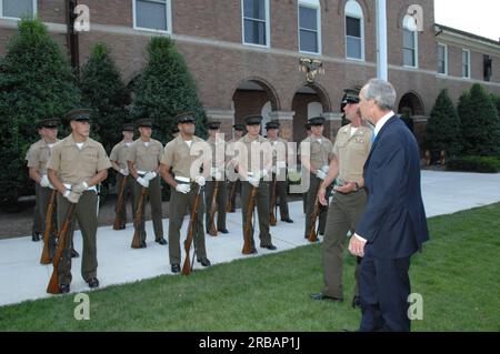 Besuch von Minister Dirk Kempthorne in den Marine Barracks, Washington, D.C., USA Der älteste Posten der Marine Corp und ein nationales historisches Wahrzeichen Stockfoto