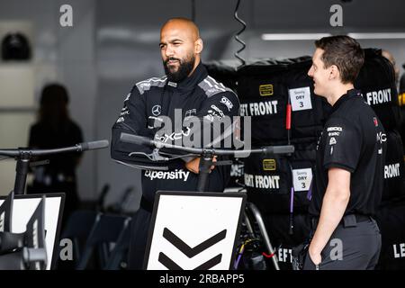 Silverstone, Großbritannien. 6. Juli 2023. Fiktionales Apex APXGP Team für den kommenden Formel-1-Film „Apex“ von Apple Studios und Bruckheimer Films, F1 Grand Prix von Großbritannien auf dem Silverstone Circuit am 6. Juli 2023 in Silverstone, Großbritannien. (Foto von HIGH TWO) dpa/Alamy Live News Stockfoto