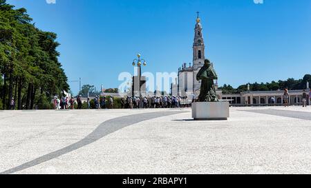 Statue von Papst Paul VI., betend, vor einer Gruppe von Touristen kniend, Basilika unserer Lieben Frau vom Rosenkranz, Basilika des Rosenkranzes, wichtiger Ort Stockfoto