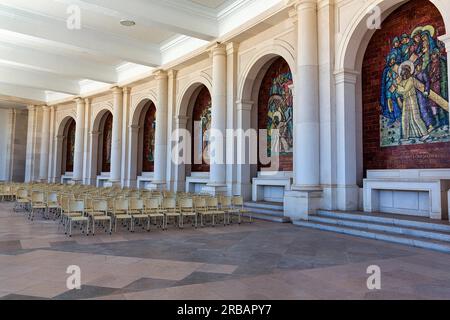 Basilika der Muttergottes des Rosenkranzes, Basilika des Rosenkranzes, Heiligtum, leere Stühle, Details der Arkaden, Ourem, Santarem, Portugal Stockfoto