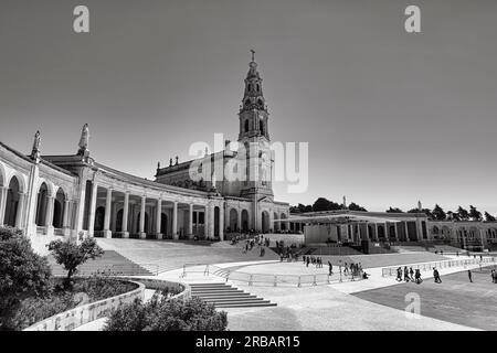 Basilika unserer Lieben Frau vom Rosenkranz, Basilika des Rosenkranzes, wichtiger Wallfahrtsort, Santuario de Fatima, Monochrom, Ourem, Santarem, Portugal Stockfoto