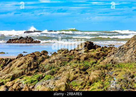 Felsiger Strand mit Wellen, die gegen die Felsen in Serra Grande an der Küste von Bahia schlagen Stockfoto