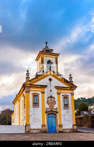 Vorderansicht einer historischen barocken Kirche in der Altstadt von Ouro Preto in Minas Gerais Stockfoto