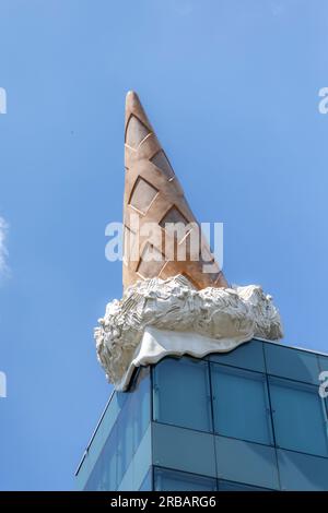 Eine Eiscreme-Dekoration auf einem Wolkenkratzer in Köln Stockfoto