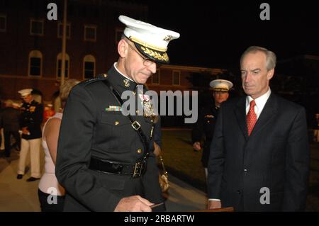Minister Dirk Kempthorne besucht die Marine Barracks in Washington, D.C., um die Abendparade des Marine Corps zu besichtigen, Kommentare abzugeben und den Empfang an diesem Ort, einem nationalen historischen Wahrzeichen, zu besuchen Stockfoto