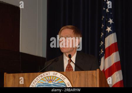 Abschiedsversammlung im Innenministerium für Sekretärin Gale Norton, mit Vorträgen von leitenden Beamten des Innenministeriums und der Enthüllung des offiziellen gemalten Porträts von Norton Stockfoto