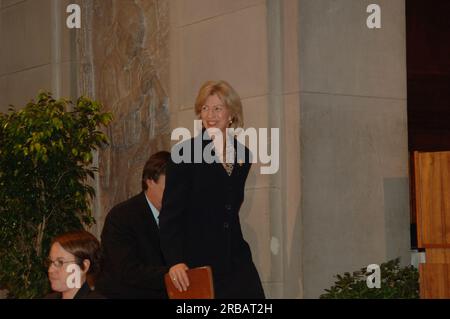 Abschiedsversammlung im Innenministerium für Sekretärin Gale Norton, mit Vorträgen von leitenden Beamten des Innenministeriums und der Enthüllung des offiziellen gemalten Porträts von Norton Stockfoto