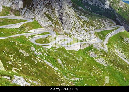 Blick von der erhöhten Position mit Teilblick auf die alte südliche Passstraße Tremola Südrampe mit Schlangenlinien enge Kurven Haarnadelkurven auf steilen Kurven Stockfoto