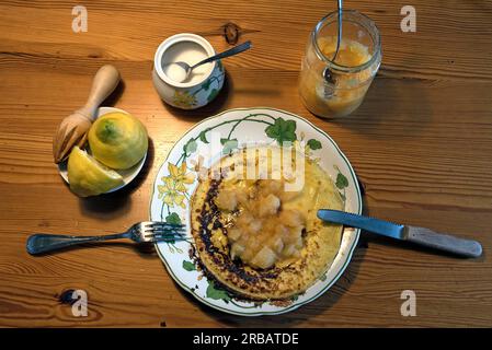 Pfannkuchen mit Apfelsoße und Zitrone auf einem Teller, Bayern, Deutschland Stockfoto