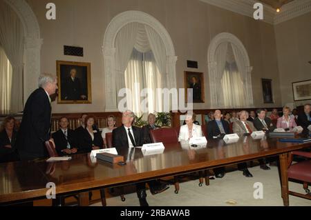 Unterzeichnungszeremonie am Hauptsitz der National Geographic Society (NGS) in Washington, D.C., für eine Vereinbarung zur Förderung des umweltverträglichen und verbesserten Geotourismus durch eine NGS-Partnerschaft mit dem Innenministerium, dem Landwirtschaftsministerium und anderen Einrichtungen, einschließlich Bureau of Indian Affairs, Bureau of Land Management, National Park Service, USA Fish and Wildlife Service und USA Forstdienst. Der Innenminister Dirk Kempthorne trat dem Landwirtschaftsminister Mark Rey bei, dem Präsidenten und Chief Executive Officer von NGS Stockfoto