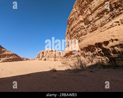 Wadi Rum Desert, Jordanien. Die rote Wüste und der Berg Jabal Al Qattar. Hier wurden einige berühmte Filme gedreht. Wunderschöne Sand- und Felsformationen Stockfoto