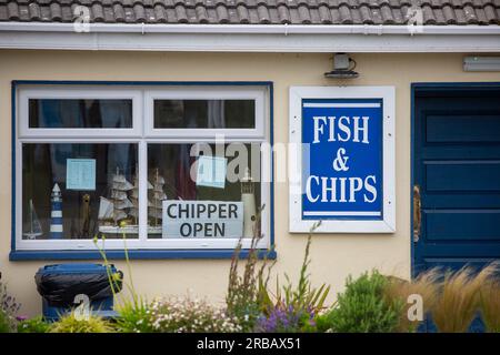 Wexford, Irland - Juni 24. 2023: Fassade von Fish and Chip Shop mit Schildern im Fenster Stockfoto