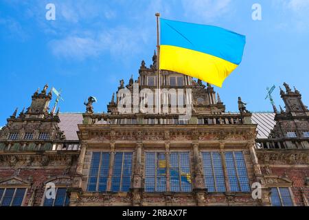 Bremer Rathaus mit ukrainischer Flagge in der Altstadt, Flagge, Hansestadt, Bremen, Deutschland Stockfoto