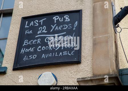 Bristol, England - 16. 2023. Juni: Kreidetafel im Highbury Vaults Pub Stockfoto