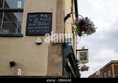 Bristol, England - 16. 2023. Juni: Kreidetafel im Highbury Vaults Pub Stockfoto