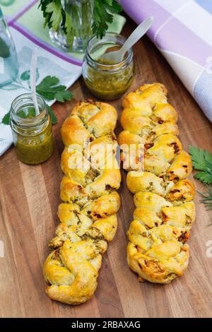 Schwäbische Küche, herzhafte Partyhefe, herzhafte Hefe, gebackenes Hefe-Gebäck, geflochtener Hefe-Teig auf Holzbrett, aus dem Ofen, gebacken Stockfoto