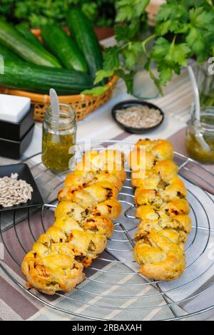 Schwäbische Küche, herzhafte Partyhefe, salzige Hefe, gebackenes Hefe-Gebäck, geflochtener Hefeteig auf Kühlgitter, Kühlgitter, aus dem Stockfoto