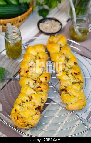 Schwäbische Küche, herzhafte Partyhefe, salzige Hefe, gebackenes Hefe-Gebäck, geflochtener Hefeteig auf Kühlgitter, Kühlgitter, aus dem Stockfoto