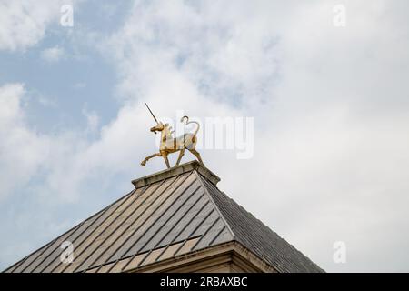 Bristol, England - 16. 2023. Juni: Einhorn-Statue auf dem Dach des Rathauses Stockfoto